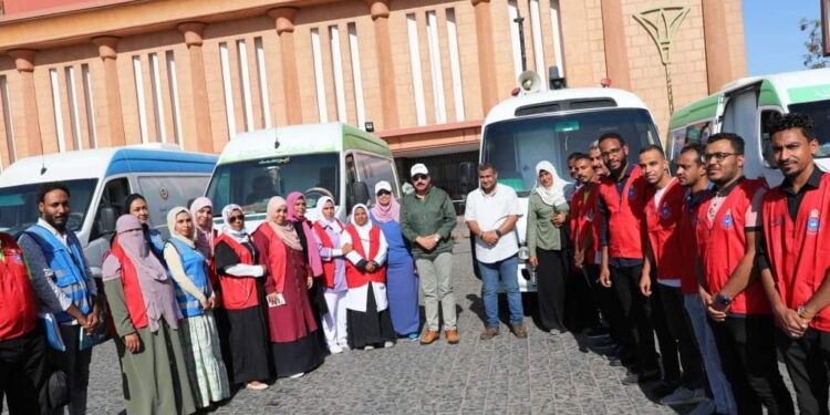 محافظ أسوان يتابع ميدانياً الخدمات الطبية المجانية …