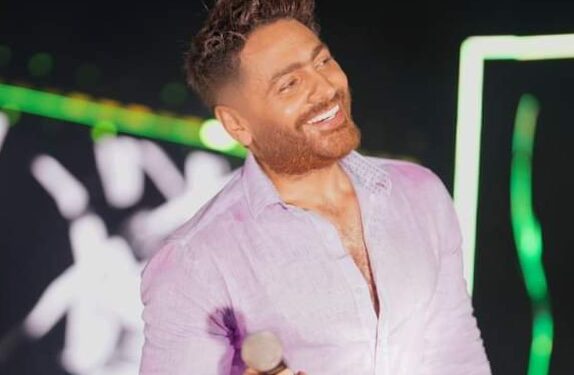 تامر حسني يطير بارتفاع 40 مترا في حفله بمهرجان العلمين