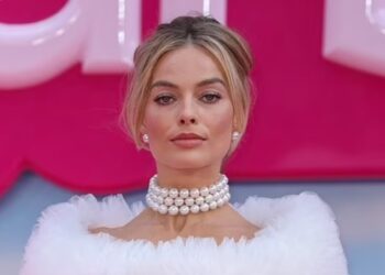 مارجو روبى نسخة من دمية باربى بالعرض الخاص لفيلمها فى بريطانيا