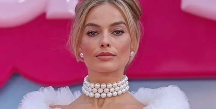 مارجو روبى نسخة من دمية باربى بالعرض الخاص لفيلمها فى بريطانيا