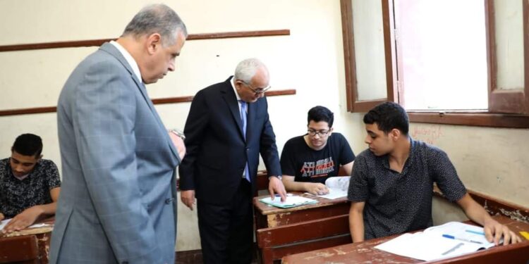وزير التربية والتعليم ومحافظ سوهاج يتفقدان لجان امتحانات الثانوية العامة