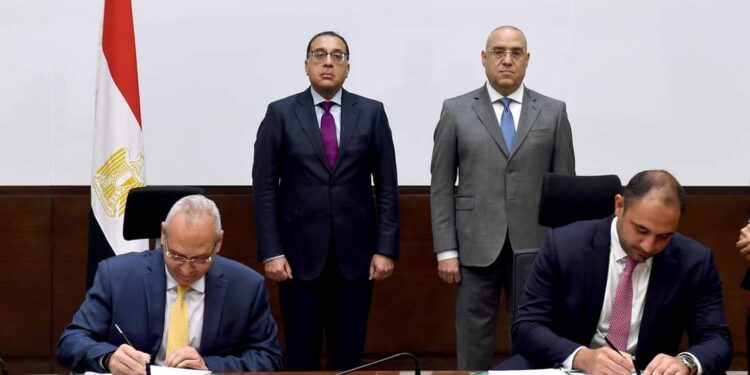 رئيس الوزراء يشهد توقيع عقدي شراكة