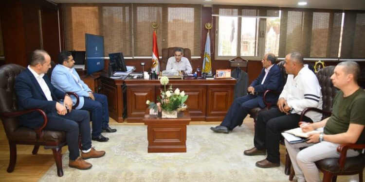 رحمي يجتمع بمسئولي المرافق لمناقشة خطة تطوير المحلة الكبرى