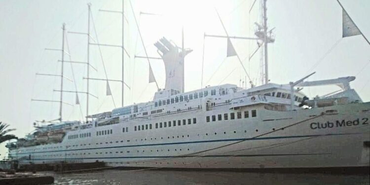 بورسعيد تستقبل رواد أكبر السفن الشراعية بالعالم