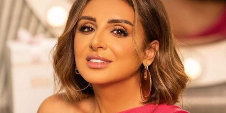 أنغام تهدي مقتنياتها الخاصة لمعرض في المملكة