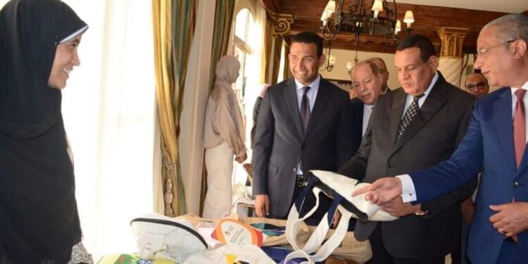 وزير التنمية المحلية ومحافظ الفيوم يتفقدان معرض منصة ” أيادي مصر “