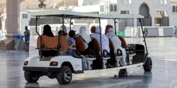 أسر الشهداء يودعون الأراضي المقدسة