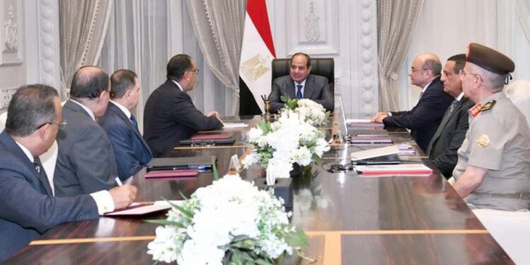 السيسي يجتمع برئيس الوزراء وعدد من الوزراء