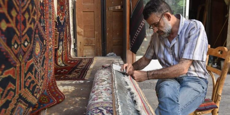 رتي السجاد بسوريا .. مهنة الصبر وتذوق الجمال