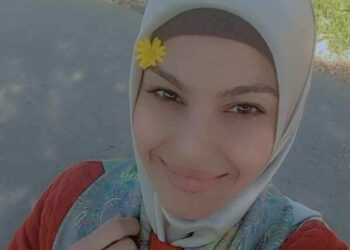 كوردة نَضَت ثوب أشواكها