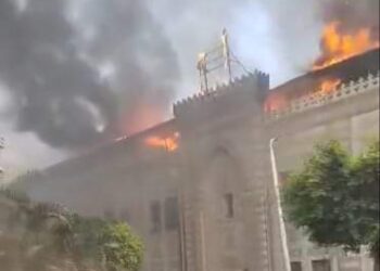 محاولات للسيطرة على حريق أشتعل داخل وزارة الأوقاف