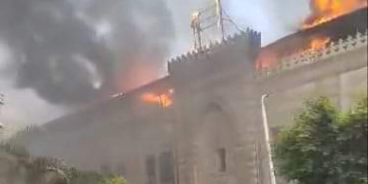 محاولات للسيطرة على حريق أشتعل داخل وزارة الأوقاف