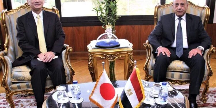وزير الطيران المدني يبحث مع السفير الياباني بالقاهرة آفاق التعاون