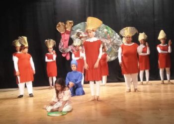 عرض مسرحي لأطفال بهتيم يناقش نبذ العنف والتفرقة بين البشر