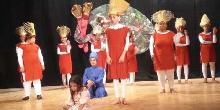 عرض مسرحي لأطفال بهتيم يناقش نبذ العنف والتفرقة بين البشر