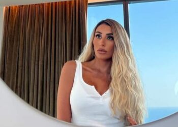 دينا الشربيني بملامح متغيرة في صورة جديدة