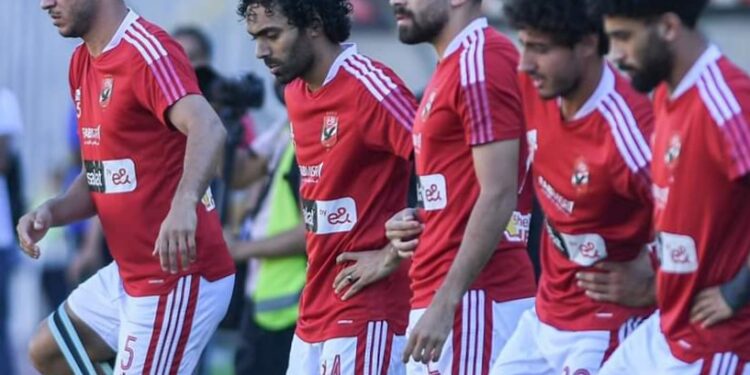 الإصابة تهدد مدافع الأهلي بالغياب لمدة 8 أسابيع