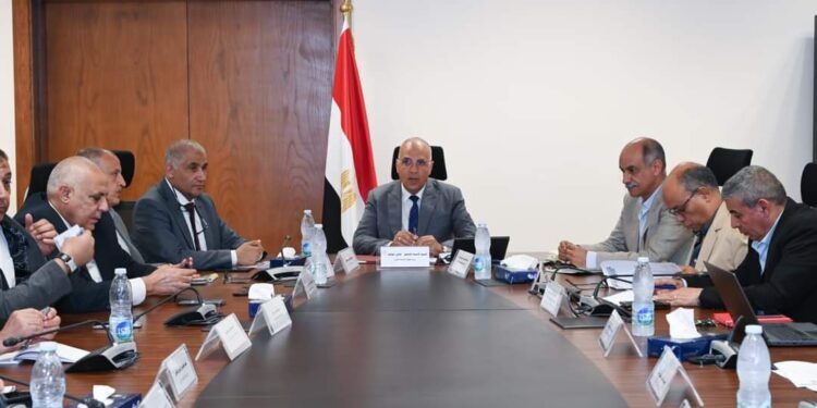 الدكتور سويلم يستعرض خطة الوزارة للتعامل مع موجات الحرارة