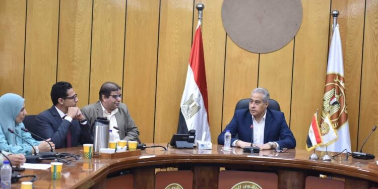 وزير العمل يلتقي بممثلي الاتصال النقابي العمالي بالمحافظات