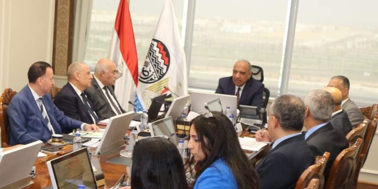  وزير قطاع الأعمال العام يناقش المخطط العام للتدريب