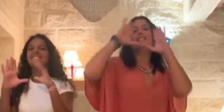 هند صبري ترقص مع ابنتها على أغنية مهرجانات في ظهور نادر كشف ملامحها