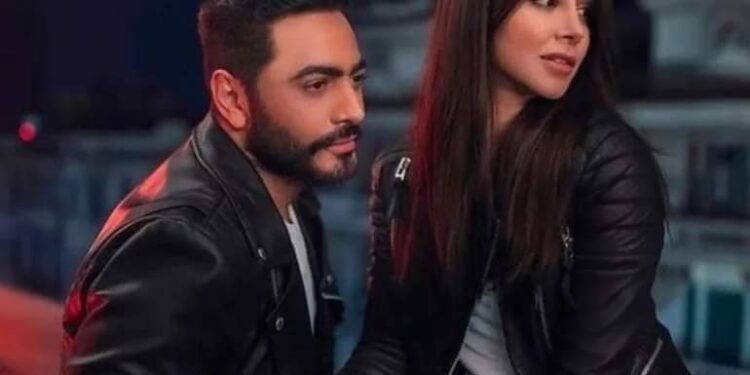 تامر حسني يُشارك صورته مع أسيل عمران ويُعلّق: “نحضّر لرحلة فنية طويله