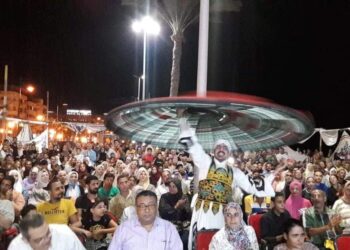 مصطافو رأس البر ودمياط وبلطيم يتفاعلون مع العروض الفنية