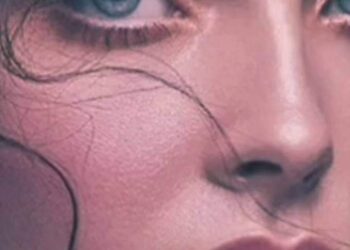 تتدحرج القصيدة على كروية الأرض …