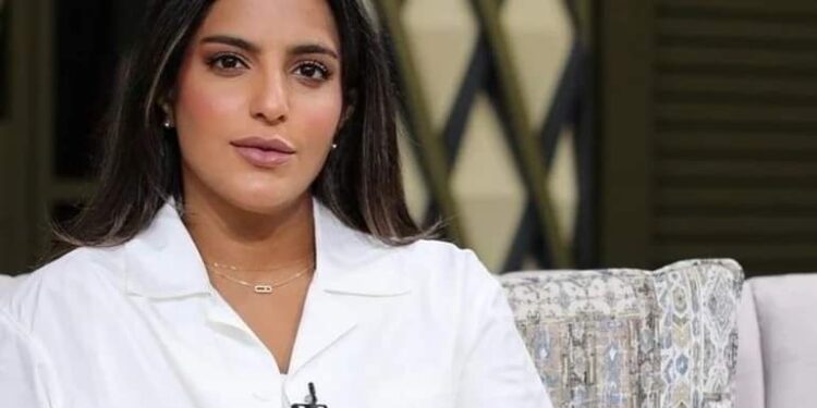 إيمان فيصل تتغزل في عامل مطعم بسبب وسامته وتثير جدلاً