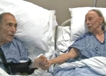 زوجان بعمر 92 عامًا يحتفلان بعيد زواجهما الـ66 في المستشفى