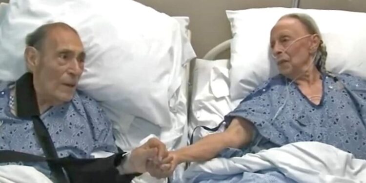 زوجان بعمر 92 عامًا يحتفلان بعيد زواجهما الـ66 في المستشفى