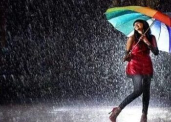 رايتها ترقص تحت المطر …