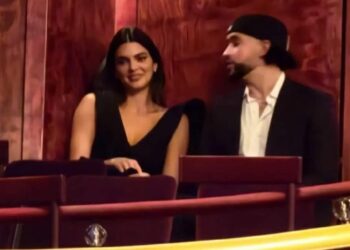 كيندال جينر وحبيبها باد باني يستمتعان بأغاني الأوركسترا السعودية