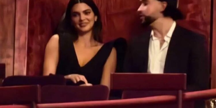 كيندال جينر وحبيبها باد باني يستمتعان بأغاني الأوركسترا السعودية