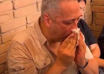 انهيار الإعلامي المصري تامر أمين عقب دفن والدته