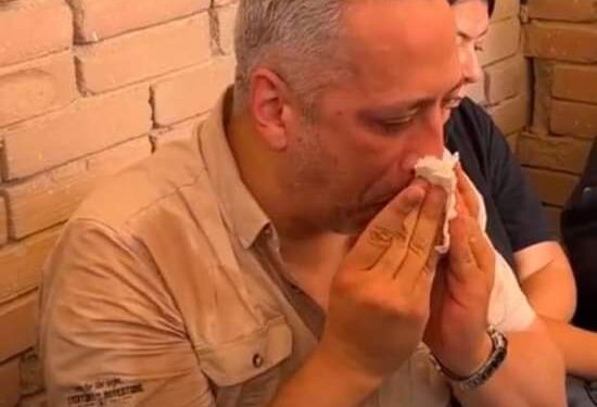 انهيار الإعلامي المصري تامر أمين عقب دفن والدته