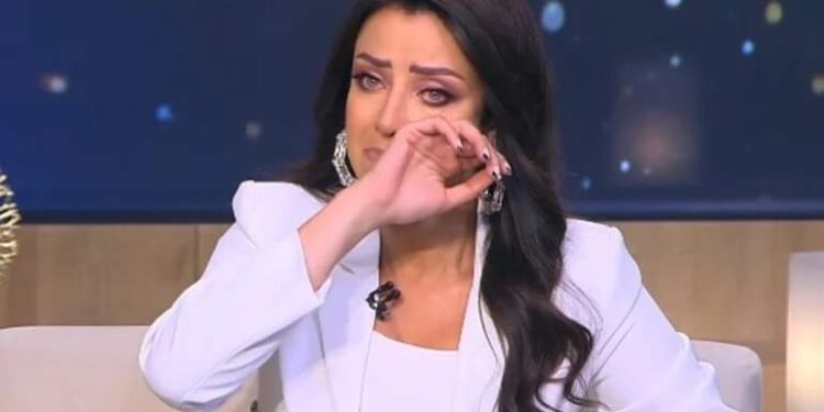 رضوى الشربيني تنهار من البكاء على الهواء بسبب مشكلة سيدة وتتبنى قضيتها