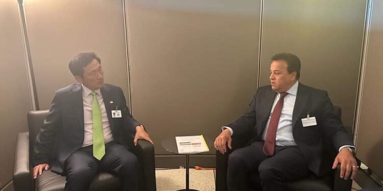 وزير الصحة يعقد اجتماعا مع نظيره السنغافوري