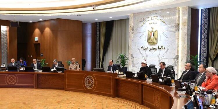 رئيس الوزراء: إعداد القوانين الخاصة بالحزمة الاجتماعية