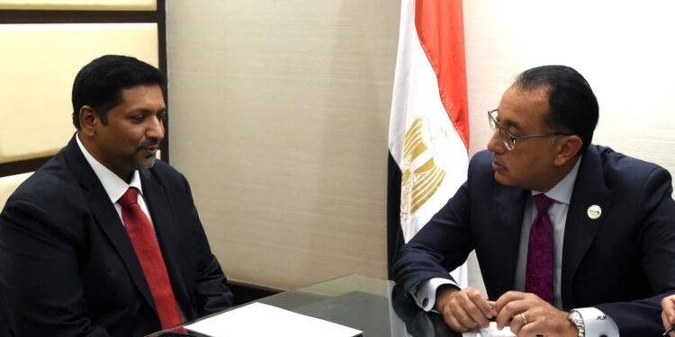 رئيس الوزراء يستقبل مبعوث الرئيس السيريلانكي والوفد المرافق له