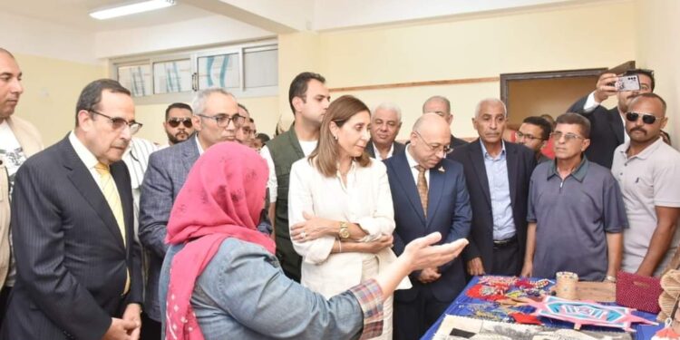 وزيرة الثقافة ومحافظ شمال سيناء يفتتحان معرضًا للحرف التراثية
