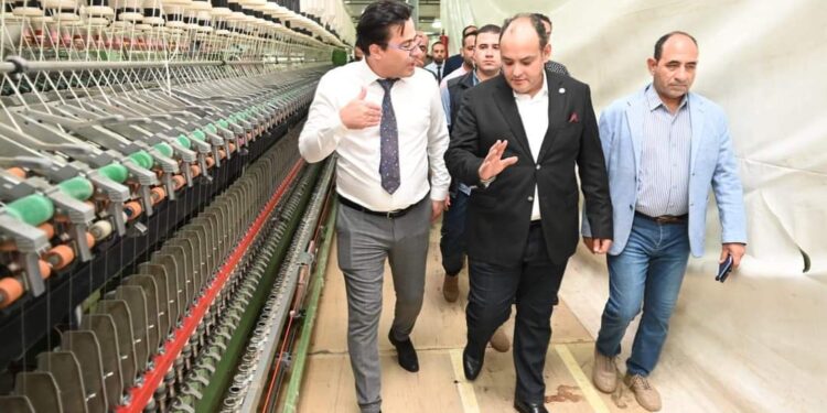 وزير التجارة والصناعة يقوم بجولة تفقدية بالمنطقة الصناعية