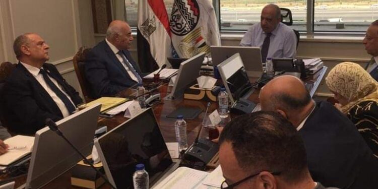 وزير قطاع الأعمال العام يستعرض طرح الفرص الاستثمارية