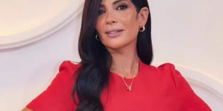 منى زكي تعتذر لابنتها وتكشف تأثير الضغوطات على علاقتها بأحمد حلمى