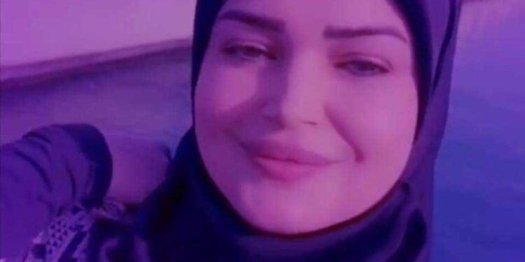 يدُكَ المدى وأنا هناك معلّقٌ …