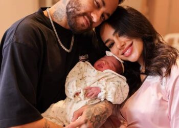 أول ظهور لنيمار مع طفلته مافي حديثة الولادة