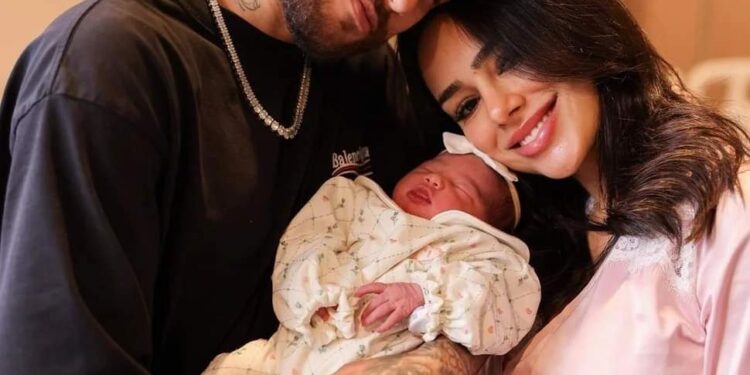 أول ظهور لنيمار مع طفلته مافي حديثة الولادة