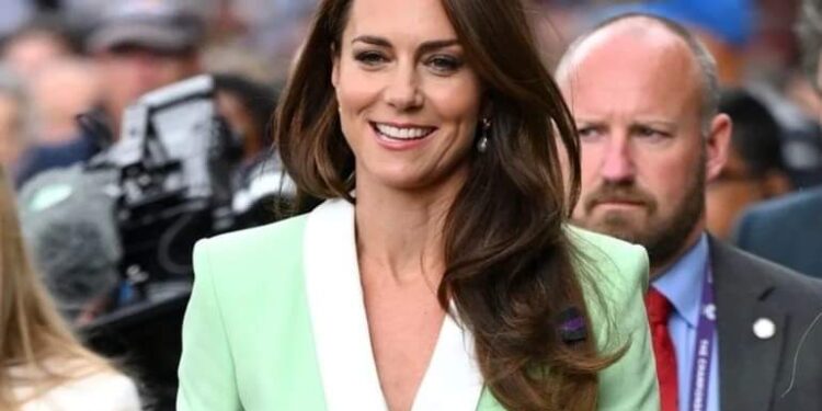 طفل يفاجئ كيت ميدلتون بحركة صادمة ورد فعلها يثير تفاعلاً