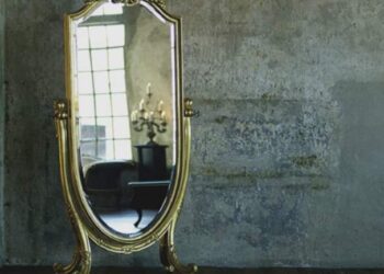 مَا قَالَتْهُ مِرآتِي …