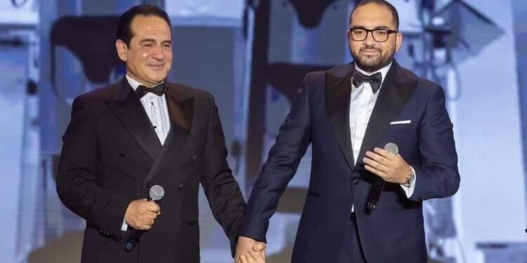 محمد ثروت يبكي ويكشف لأول مرة كواليس مفاجأة ابنه على مسرح جدة